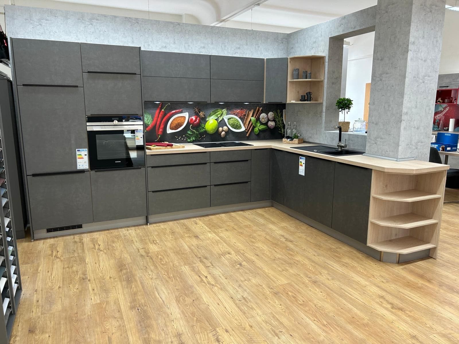 Moderne Ausstellungsküche Base in Stahl Dunkel – hochwertiges Design zu TOP-Konditionen (Express Küche) Moderne Ausstellungsküche Base in Stahl Dunkel – hochwertiges Design zu TOP-Konditionen (Express Küche)